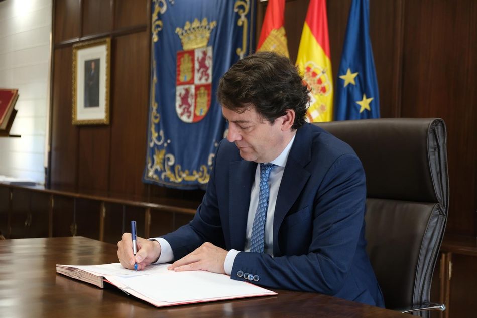 El presidente de la Junta, Alfonso Fernández Mañueco, firma la ley por la que se modifica la normativa. - JCYL