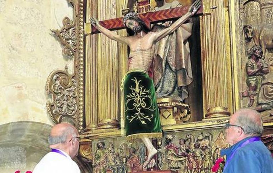 Jesús Nieto, a la derecha, junto a la imagen del Cristo de los Milagros / El Norte