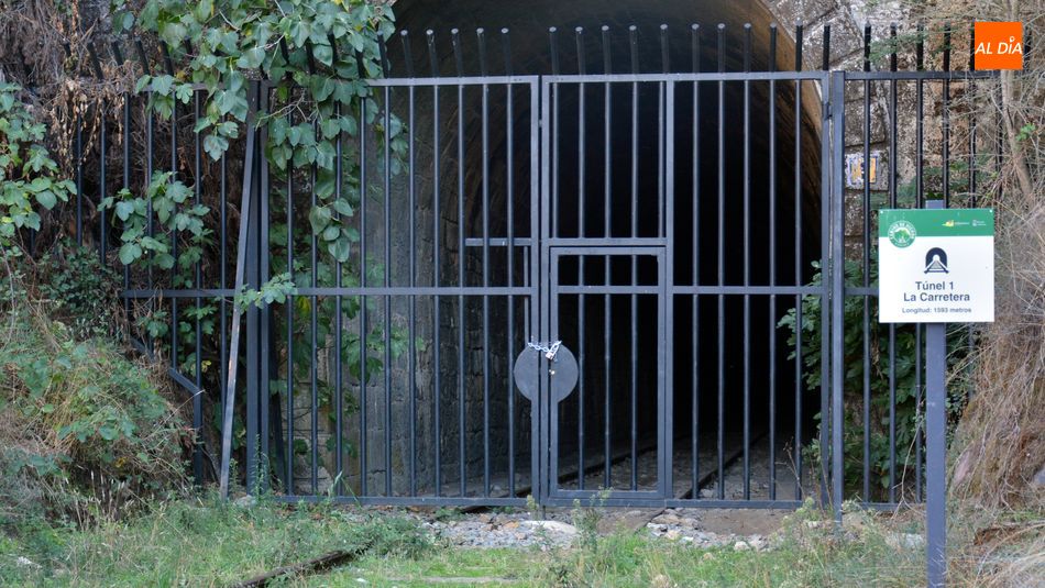 Una gran reja cerrada con candado impide la entrada al túnel número 1 / E. Corredera