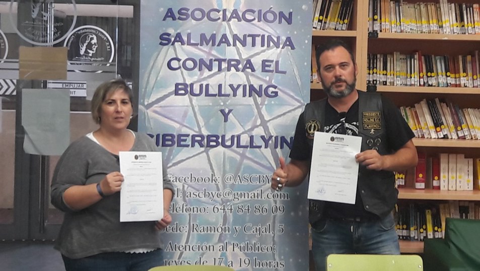 Firma del acuerdo entre la Asociación Salmantina contra Bullying y Cyberbullying y el Rolling Custom Club para promover el Proyecto Lobo