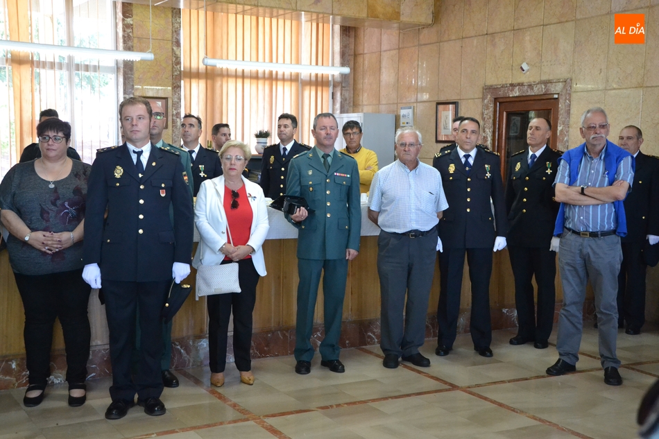 Foto 6 - Distinguidos 5 policías nacionales de Fuentes de Oñoro en la celebración de sus patronos  