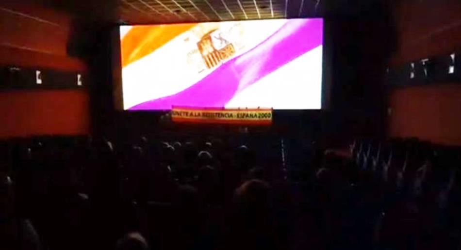 Momento en el que el grupo de extrema derecha desplegaba una pancarta delante de la pantalla de este cine de Valencia. Foto del diario Levante, El Mercantil Valenciano