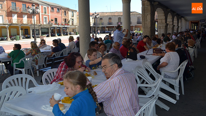 Mas de mil racciones de paella se servían hoy en la Plaza de la Constitución dentro de la fiesta en honor a San Miguel
