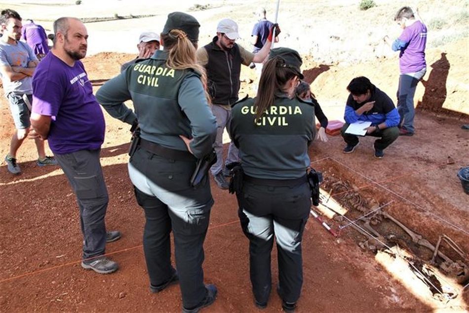 La Guardia Civil vigila los trabajos de exhumación de cuatro represaliados en Soria.