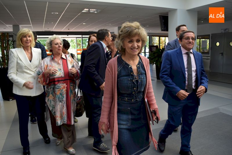La ministra de Sanidad, Consumo y Bienestar Social, María Luisa Carcedo, durante su visita al CREA / Pedro Zaballos