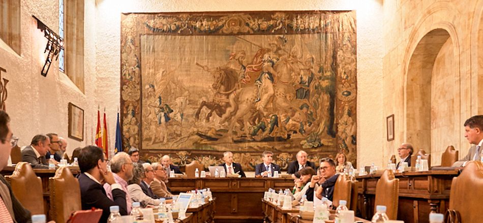 El rector de la Universidad de Salamanca, Ricardo Rivero, ha presidido el primer Consejo de Gobierno del curso académico 2019-20