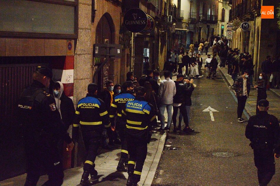 Presencia policial en una de las zonas de ocio nocturno de Salamanca. Foto de archivo