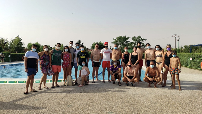 Las piscinas de Macotera acogían el evento solidario 