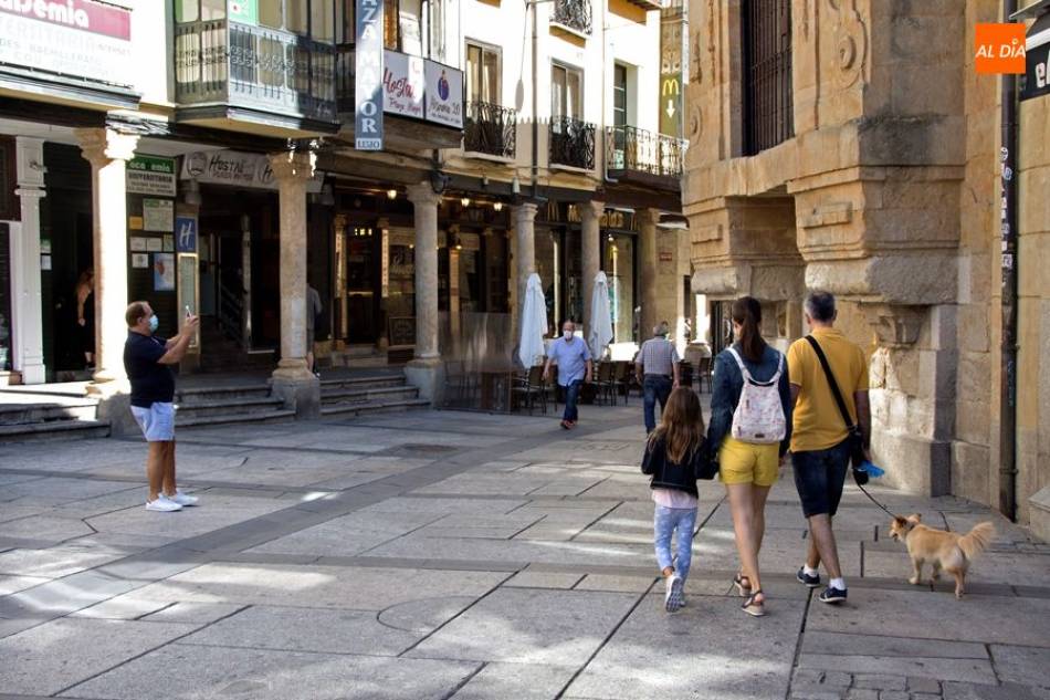Viandantes en el centro de Salamanca