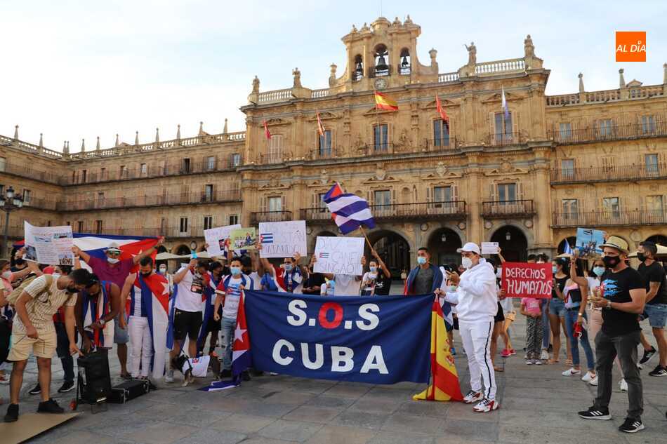Concentración en Salamanca de los residentes cubanos. Foto: Lydia González