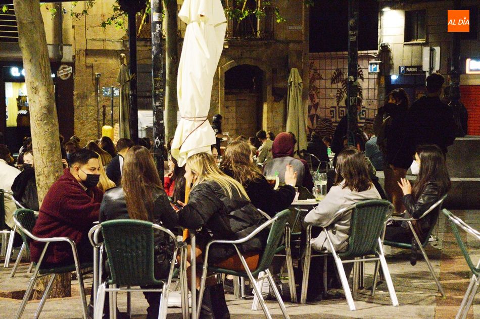 Jóvenes en una terraza de uno de los locales de ocio nocturno de Salamanca. Foto de archivo