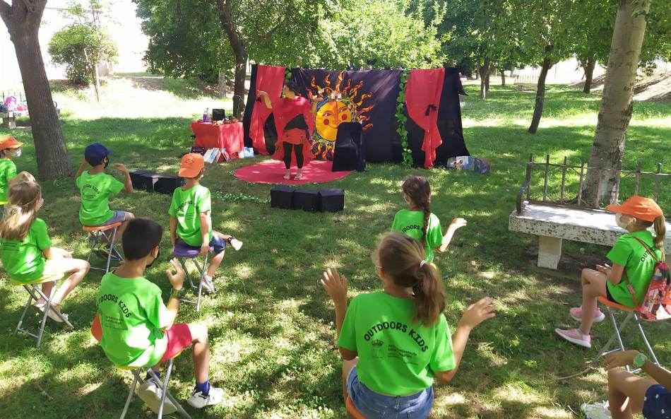 Foto 3 - Finaliza el primer turno de Outdoor Kids con un espectáculo teatral de Charo Jaular  