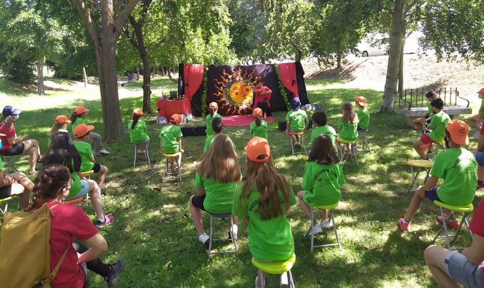 Foto 2 - Finaliza el primer turno de Outdoor Kids con un espectáculo teatral de Charo Jaular  