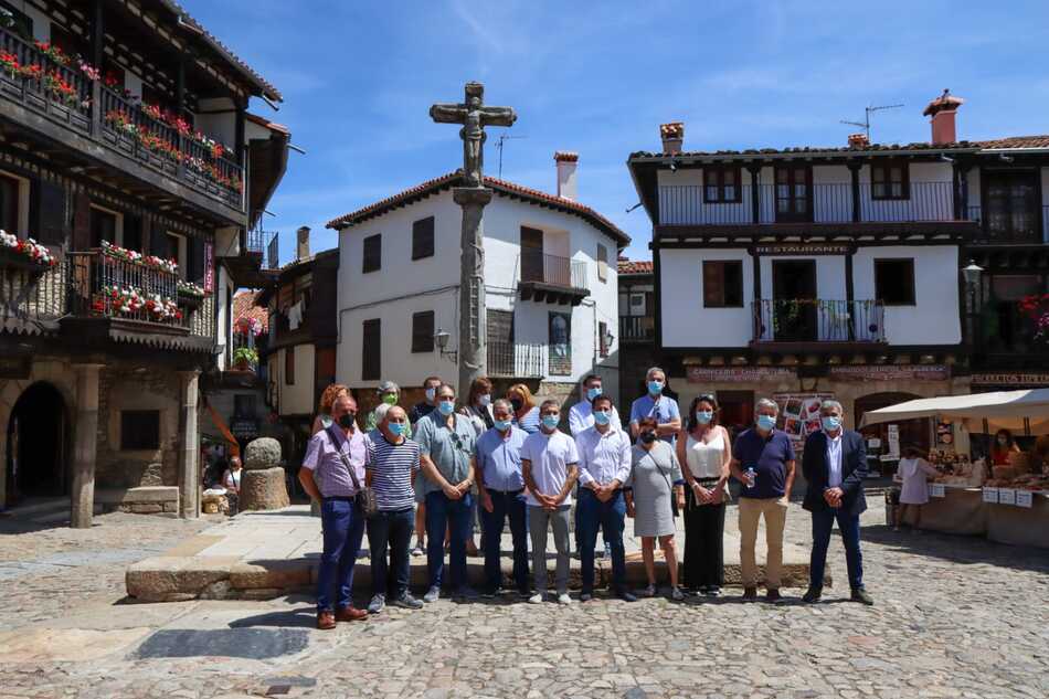 Visita de Luis Tudanca, acompañado de alcaldes y portavoces municipales de la comarca, en su visita a La Alberca