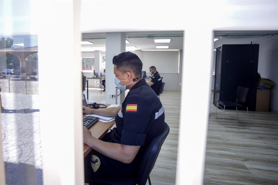 Un militar de la UME trabaja en su puesto en la Base Aérea de Torrejón de Ardoz. Foto: EP