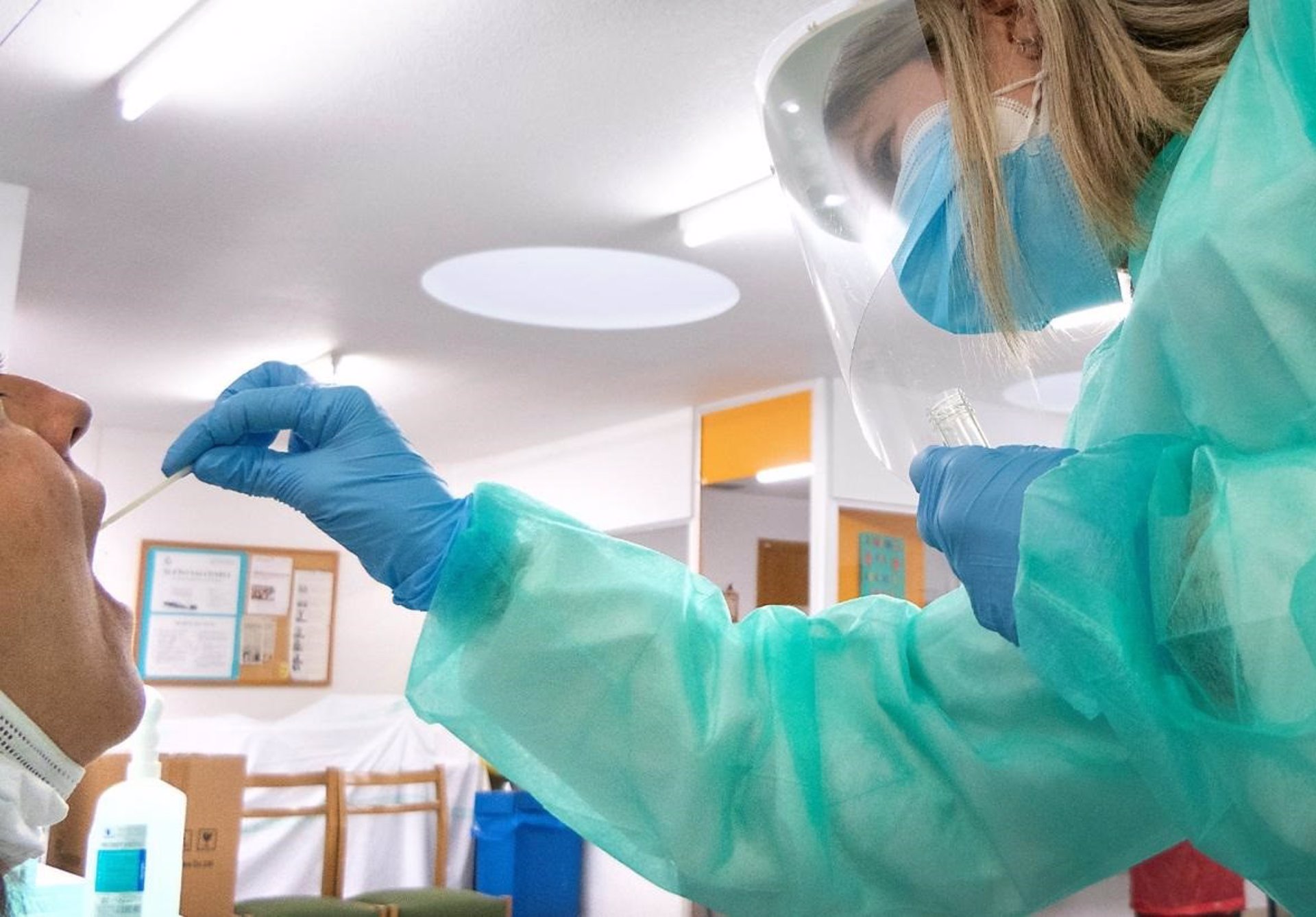 Una sanitaria realiza un test de antígenos a un hombre. Foto: EP