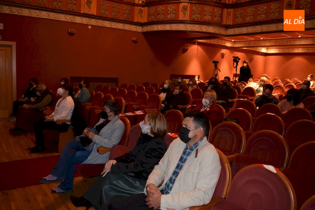 Foto 3 - Expectación en el teatro ante la ponencia sobre ‘Las huellas de Napoleón en Alba de Tormes’