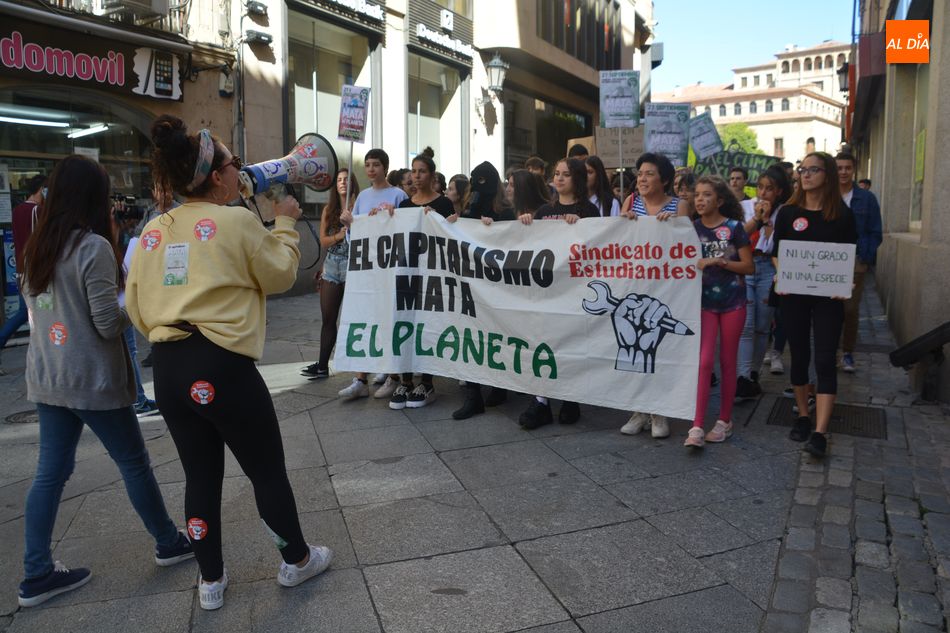 Foto 3 - Cientos de estudiantes salmantinos se manifiestan contra el cambio climático