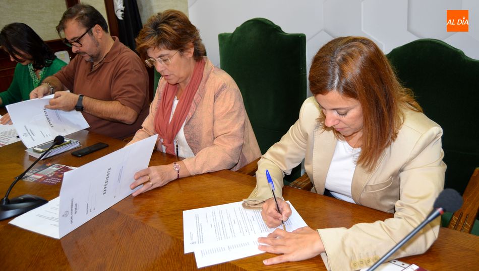 Firma del convenio de colaboración de los Ayuntamientos en la Ruta del Emperador trajano