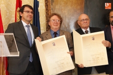 Foto 3 - Los poetas Jacobo Rauskin y Juan Cameron reciben el título de Huésped Distinguido