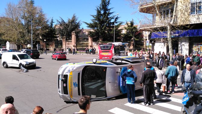 Foto 3 - Dos policías heridos al volcar su vehículo en el paseo de Carmelitas