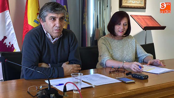 La alcaldesa Carmen Ávila y el concejal de Economía Isidro Rodríguez han presentado hoy el Presupuesto 2017