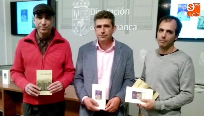 El diputado de cultura, Julián Barrera, entre Fernando Díaz de San Miguel, prologuista, y Luis Somoza, poeta, en la presentación de estos libros