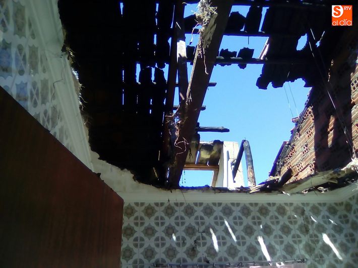 Foto 5 - Un incendio en la cubierta de una vivienda da el susto en Navales