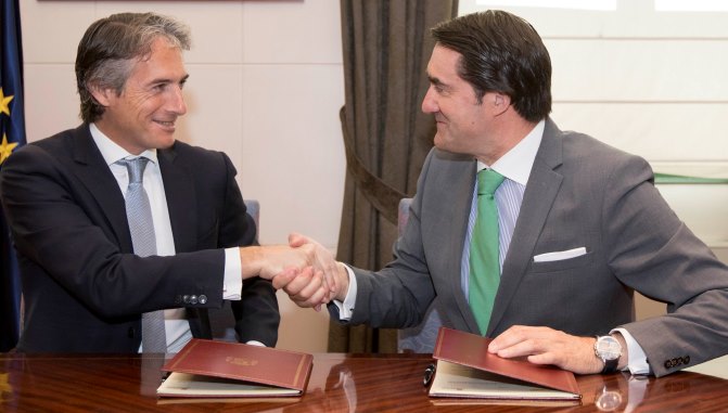 El consejero de Fomento y Medio Ambiente, Juan Carlos Suárez-Quiñones, y el ministro de Fomento, Iñigo de la Serna