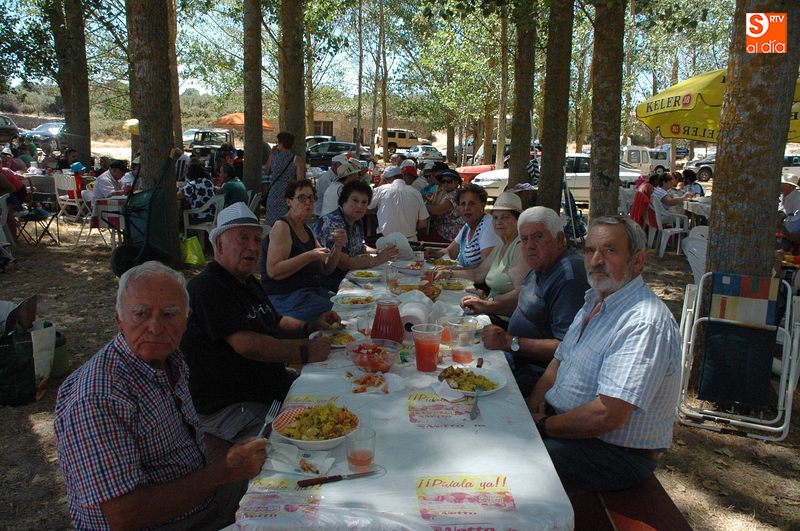 Foto 2 - Los sobradillenses dan cuenta de 950 raciones de paella en La Chopera  