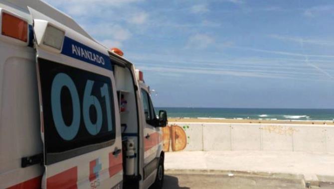Una ambulancia, en la playa de la localidad de Somo