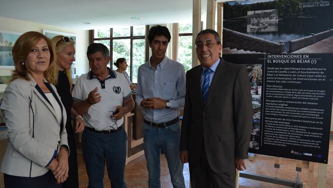Bienvenido Mena en la exposición 'El Bosque de Béjar' junto al Alcalde y varios Concejales de la ciudad