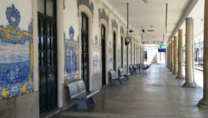 Andén de la Estación de Ferrocarril de Vilar Formoso, con los famosos azulejos de João Alves de Sá