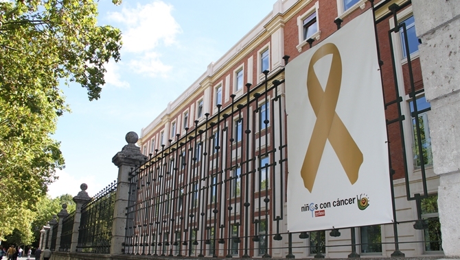 Campaña de sensibilización del cáncer infantil con el color dorado como protagonista
