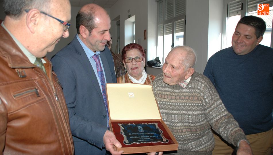 Ismael García, alcalde de Mieza, hace entrega de una placa a Sebastián Sánchez Vicente por su centenario