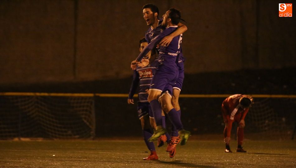 Los jugadores del Peñaranda celebran uno de los goles. Fotos: Alberto Martín.