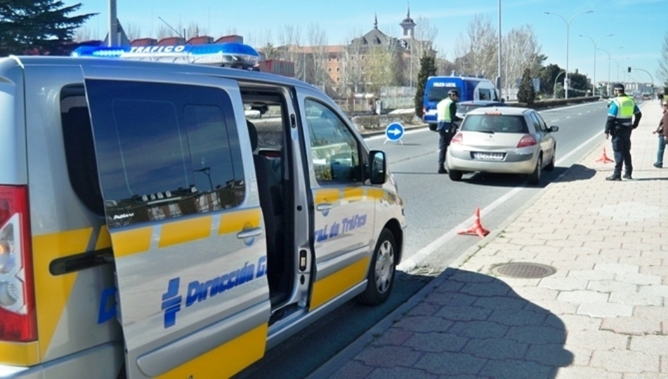 Control de tráfico en un dispositivo de la Policía Local. Foto: Alberto Martín