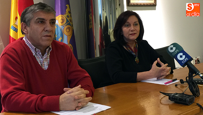 La alcaldesa de la ciudad y Secretaria General del PSOE de Peñaranda, Carmen Ávila, junto a Isidro Rodríguez, comparecían para ofrecer la respuesta del Grupo socialista a las acusaciones del PP