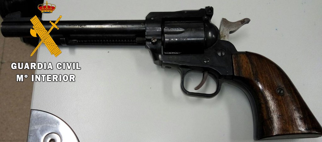 Foto 1 - La Guardia Civil incauta un revólver en un control en la Nacional 620  