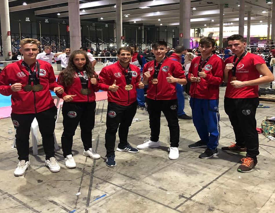 La Escuela Élite consigue 16 medallas en el I Open de Kickboxing Arnold Fighters