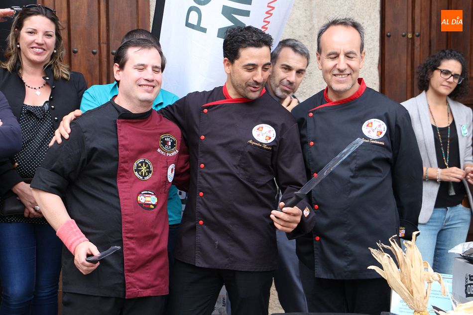 El IV Concurso de Cortadores de Jamón clausura la I Feria Gastronómica de la Sierra de Francia