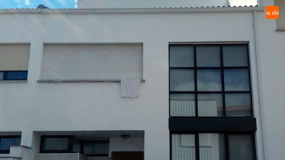 DEsde la España Vaciada animan a la poblaci´pon a poner prensadas blancas en balcones o ventanas para reivindicar una mejor sanidad en los pueblos / CORRAL