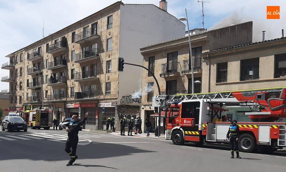 Agentes de la Policía Local y Bomberos en la intervención con motivo del incendio en el paseo de Canalejas 184 que tuvo lugar el 12 de abril de 2021