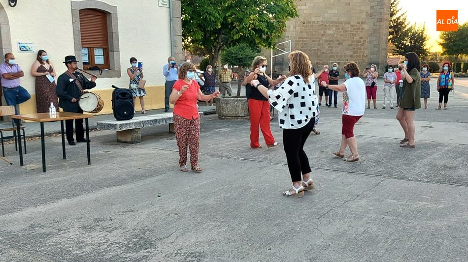 Los Mayores bailaron la jota al son de la gaita y el tamboril / M. Nicolás