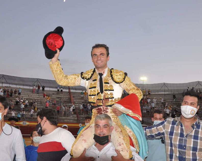 Damián Castaño sale a hombros en la Feria de Cenicientos - Foto: Ángel Bravo/Infotoro