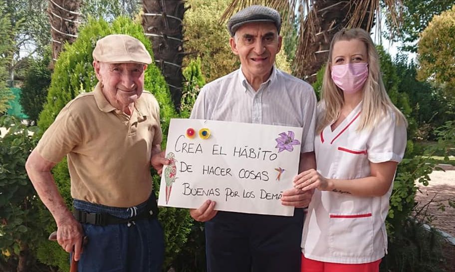 Los mayores de la residencia Arapiles compartieron sus consejos en carteles como el de la foto
