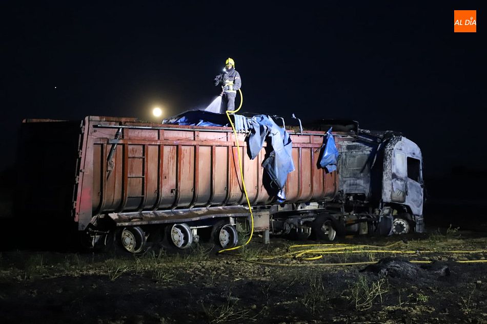 Estado en el que ha quedado el camión tras el incendio - Fotos: Lydia González