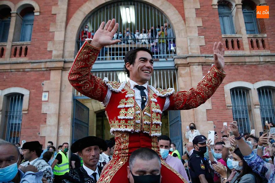 López Chaves a hombros en su salida por la Puerta Grande - Foto: Miguel Hernández