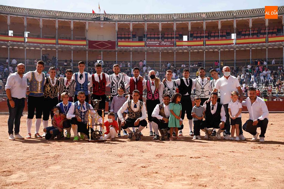 Foto de familia de los participantes en el Gran Concurso Goyesco de Recortes en Salamanca - Fotos: Miguel Hernández