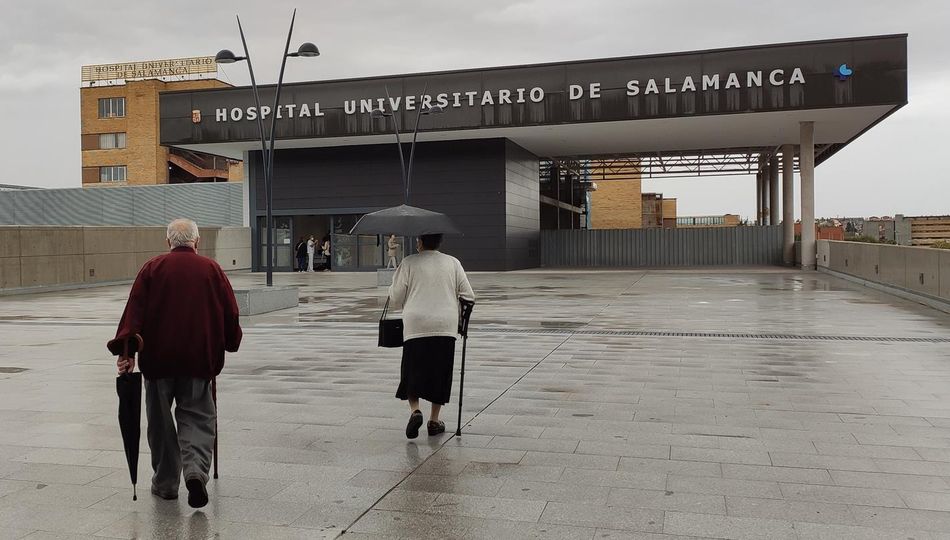 Pacientes junto a una de las entradas del nuevo Hospital de Salamanca. Foto EP